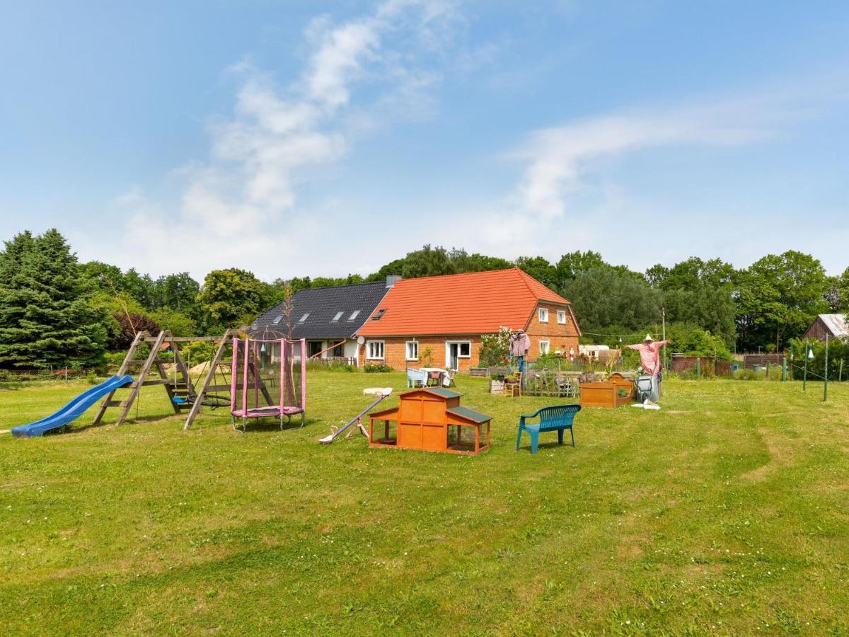 Snug Holiday Home In Divitz Spoldershagen Near Skydiving 외부 사진