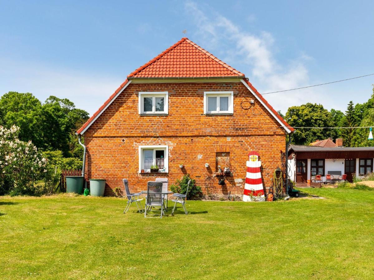Snug Holiday Home In Divitz Spoldershagen Near Skydiving 외부 사진